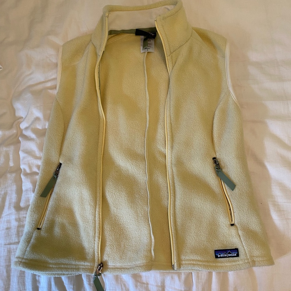 Patagonia best, cream, size small, zipper pockets, 100% polyester